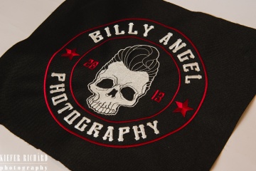 Billy, Kappe Stickerei